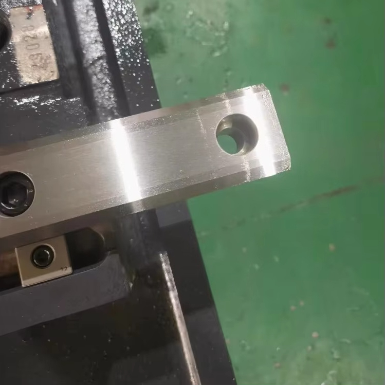 CNC Vertikales Bearbeitungszen – Heavy Equipment Center Bewertung und Preis